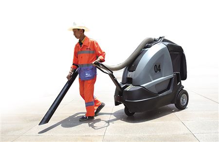 環(huán)衛(wèi)工人作業(yè)移動(dòng)式吸垃圾車